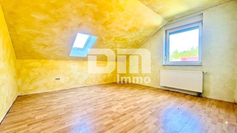 Moderner Wohntraum in ruhiger, naturnaher Sackgassenendlage mit Panoramablick über die Stadt - OG / DG Schlafzimmer 1 - Kind